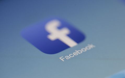 Facebook vieta i contenuti che negano l'Olocausto