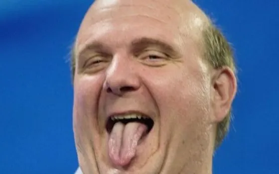 Steve Ballmer finge di pestare l'iPhone con cui un dipendente lo aveva fotografato