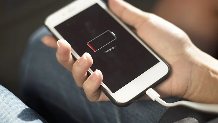 Telefono in carica in camera da letto? Si rischia obesità e diabete
