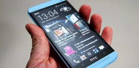 HTC One: si vestirà a breve di rosso e di blu