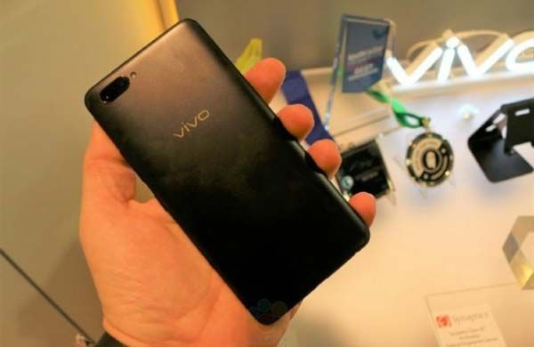 Il retro dello smartphone Vivo X20 Plus UD
