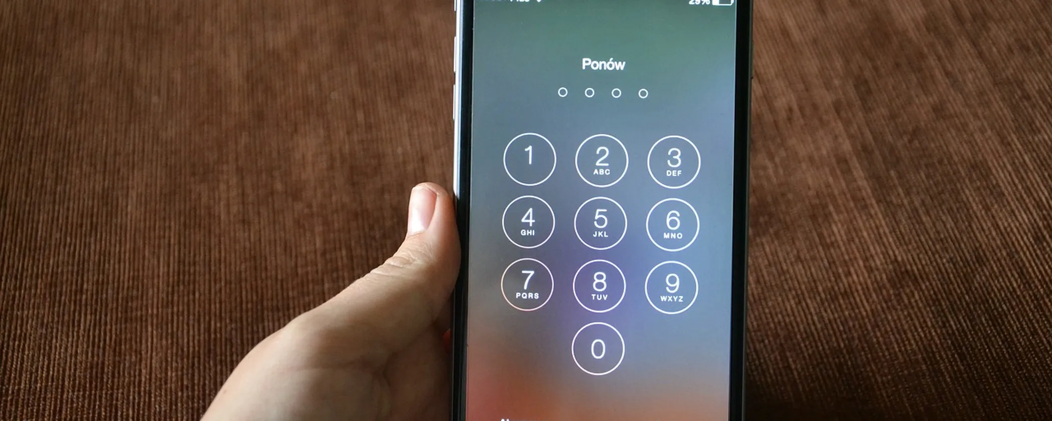 iPhone in tilt con un messaggio a caratteri speciali