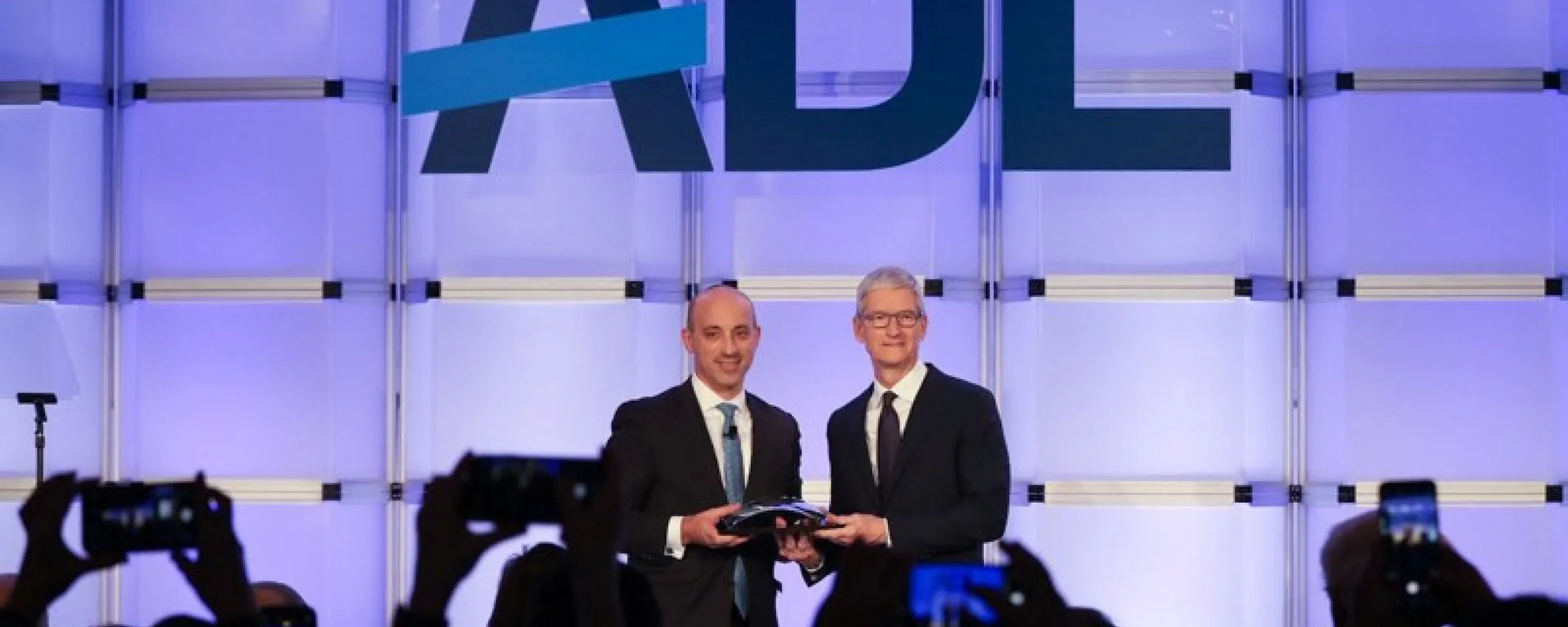 Tim Cook contro hater, razzisti e omofobi: 