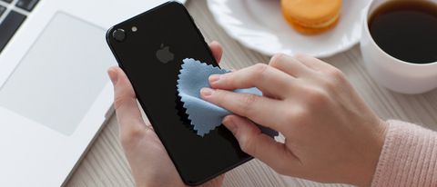 Coronavirus: Apple spiega come pulire iPhone
