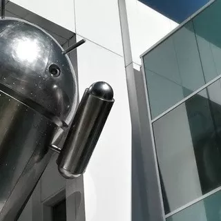 Una statua di Android cromata al campus Google
