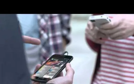 Il nuovo spot Samsung prende ancora in giro i fanboy di Apple ma non convince