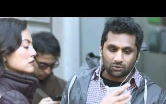 Il nuovo spot di Samsung prende in giro i possessori di un iPhone