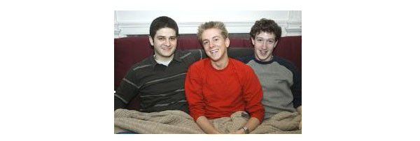 2003: Zuckerberg ad Harvard insieme a Dustin Moskovitz e Chris Hughes.