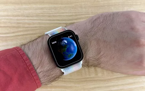 CROLLA IL PREZZO dell'Apple Watch SE: offerta valida per POCHISSIME ore