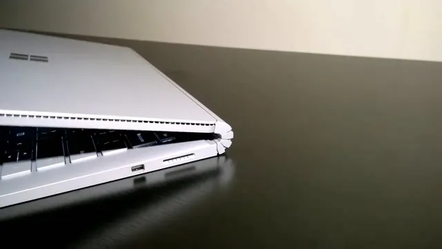 Microsoft Surface - Cerniera Schermo