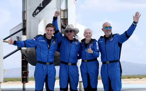 Jeff Bezos ce l'ha fatta: successo del suo viaggio nello spazio