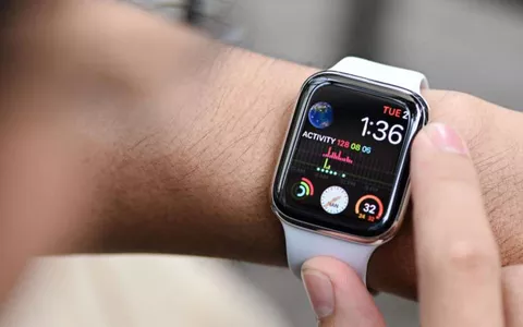Apple Watch SE (1ª gen. GPS+Cellular, 44mm) a soli 172€ col COUPON