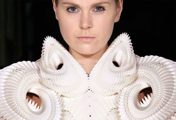 Uno degli abiti della stilista olandese ris van Harpen stampati in 3D
