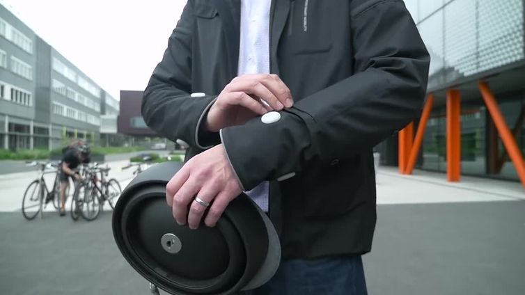 La smart jacket di Ford per chi va in bici