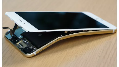 iPhone 6 si piega, come tutti, ma non si rompe