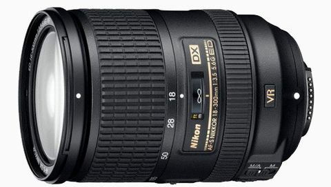 Nikon, superzoom 18-300mm per reflex