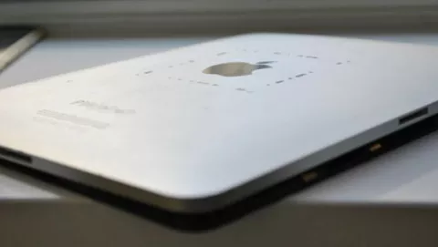 Prototipo di iPad con connettore orizzontale all'asta su eBay