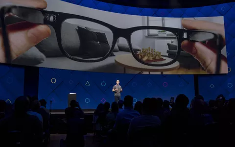 Facebook progetta degli occhiali Ray-Ban con fotocamera