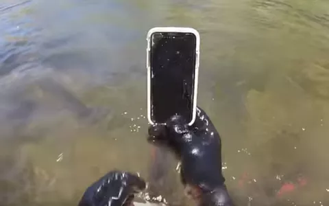 iPhone X finisce nel fiume, dopo una settimana funziona ancora