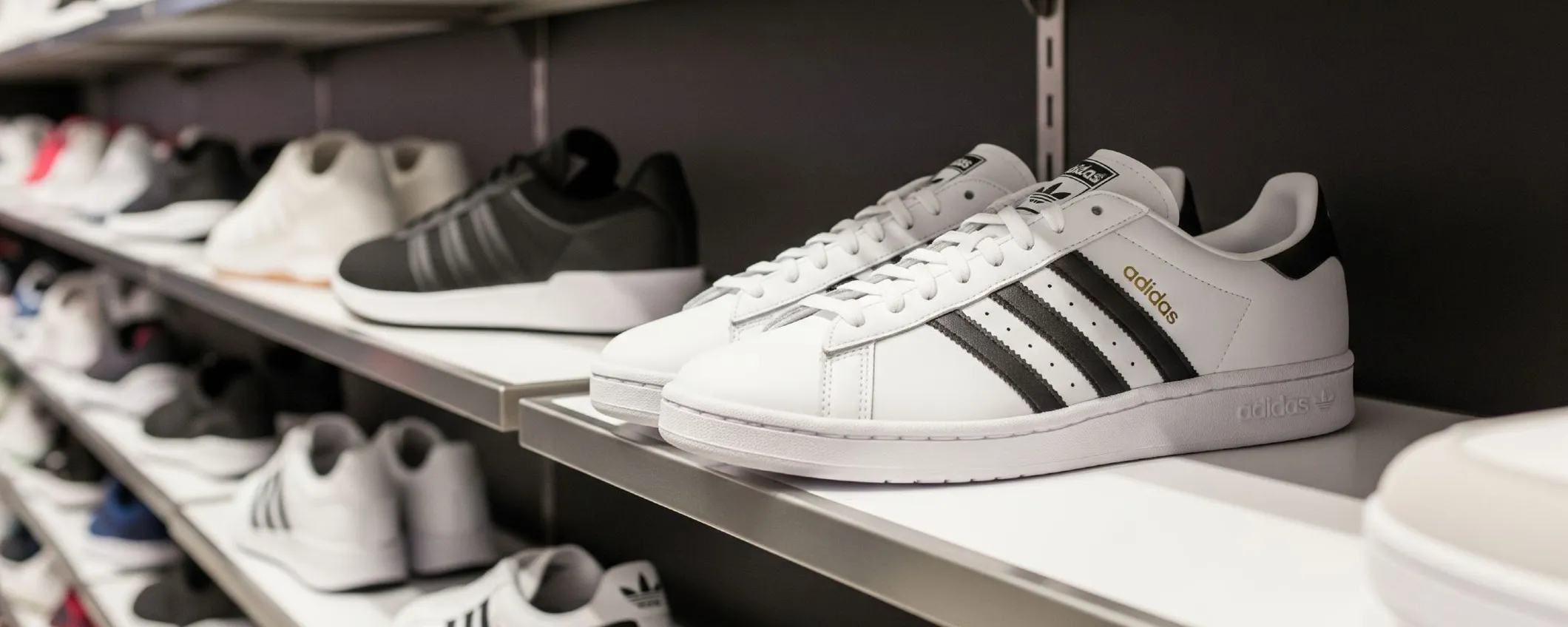 Adidas annuncia una violazione dei dati: compromessi i contatti dei clienti