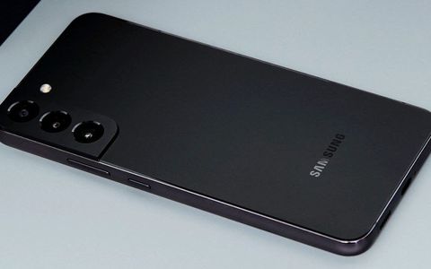 Samsung Galaxy S22 5G con caricatore: il top di gamma oggi costa 180€ in meno