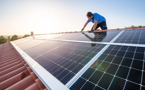 Fotovoltaico, il kit economico e potente che ha conquistato gli italiani: ecco dove acquistarlo
