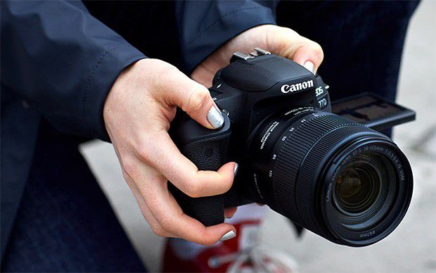 Il design della nuova fotocamera reflex Canon EOS 77D