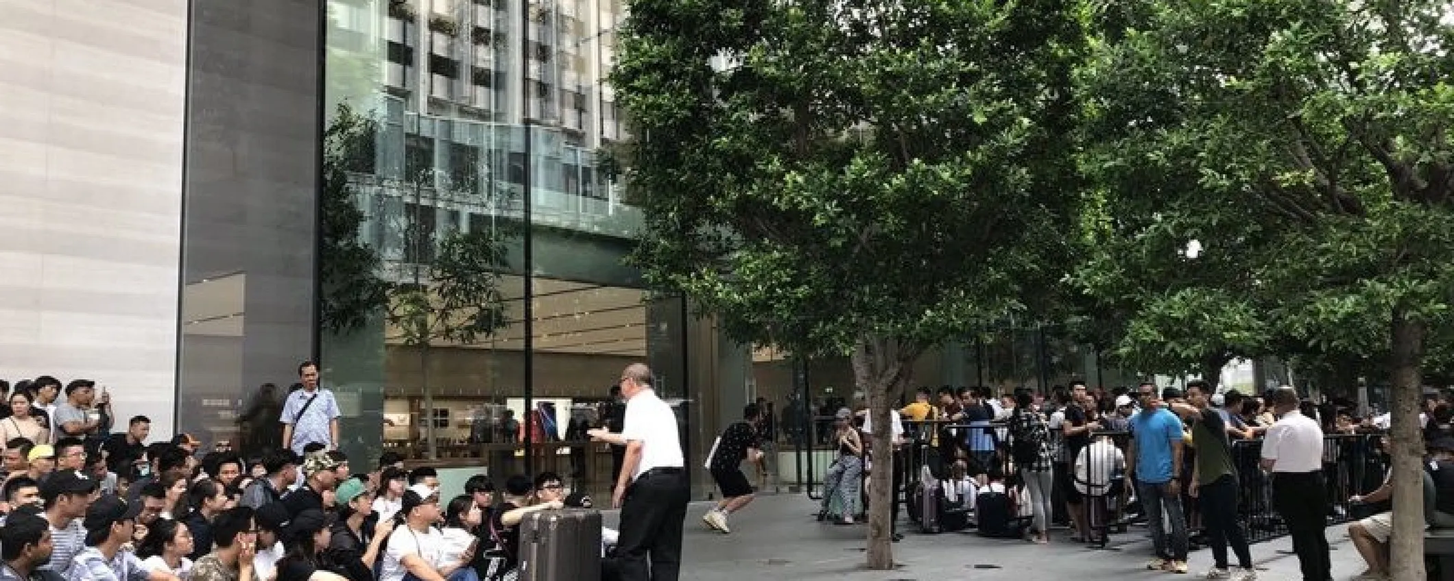 Il giorno di iPhone 11: code davanti agli Apple Store del mondo