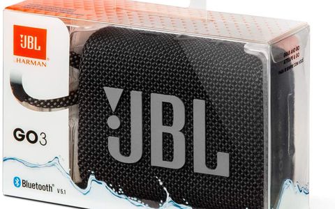 Pompa la tua musica preferita in spiaggia con la cassa altoparlante bluetooth di JBL