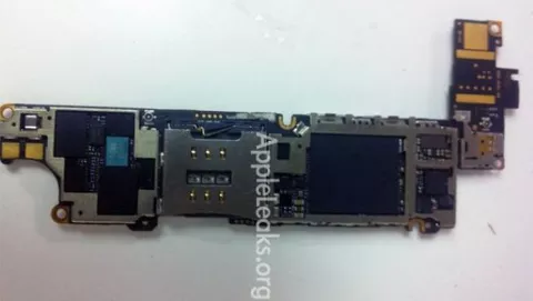Processore Apple A5 sulla logic board di un iPhone 5/4s