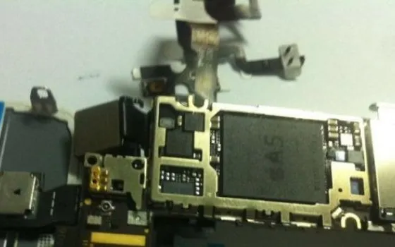 iPhone 5: una nuova foto mostra processore A5, display più grande e batteria