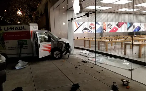 Furti Apple Store: un ariete non basta a sfondarne le vetrine