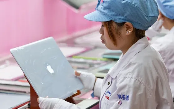 Lavoro nelle fabbriche cinesi, l'ira di Tim Cook verso la BBC
