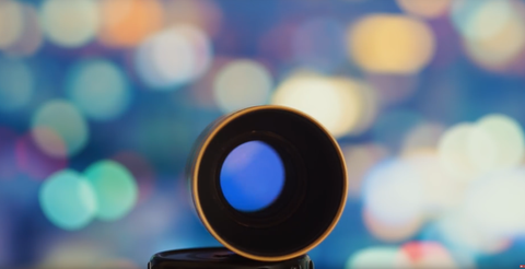 Youtuber utilizza come obiettivo una lente per proiettore: i risultati sono sorprendenti