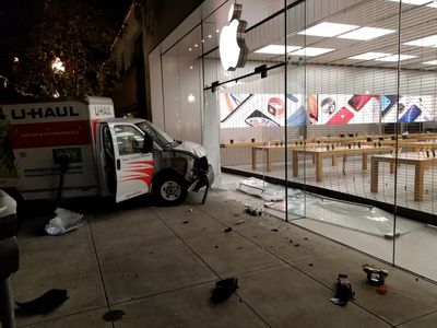 Furti Apple Store: un ariete non basta a sfondarne le vetrine