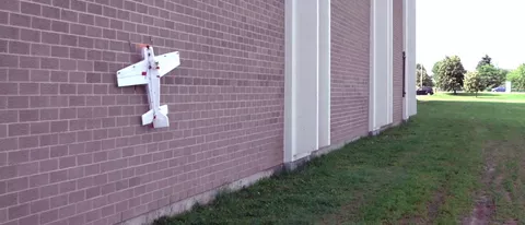 S-MAD: drone ad ala fissa che atterra sui muri