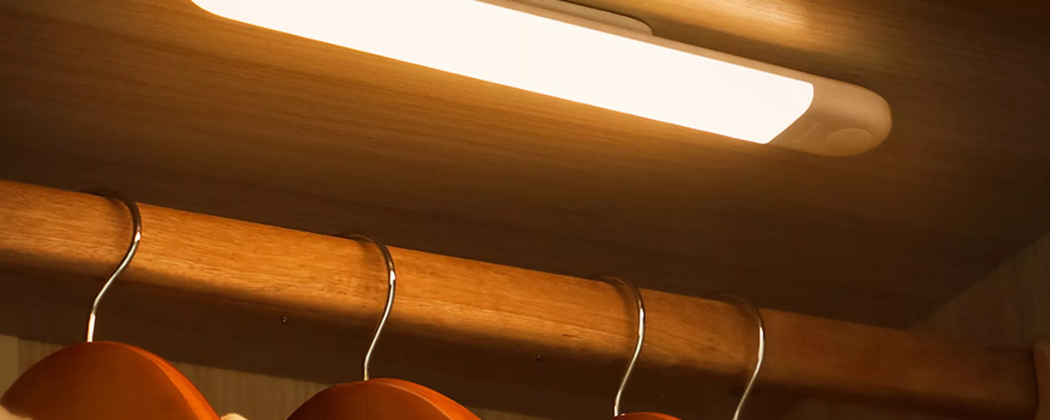 Luci armadio LED con sensore di movimento: le installi dove vuoi e si accendono quando servono