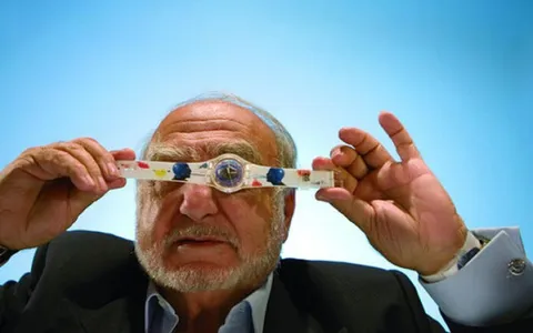 Swatch sfida Apple: entro 3 mesi lancerà l'anti-Apple Watch