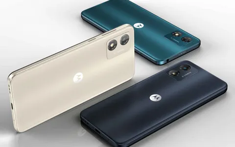 Motorola moto e13 a prezzo da bancarella: l'OFFERTA che stressa i server di Amazon