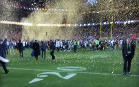 Tim Cook e la foto sfocata al Super Bowl, Apple si è offesa (e banna da Twitter)