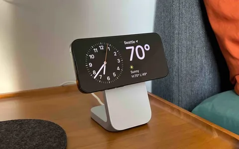 iOS 17, come trasformare l'iPhone in una sveglia con la modalità StandBy