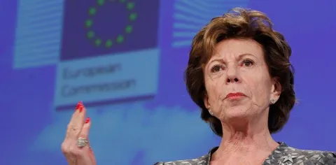 Neelie Kroes: stop ai costi di roaming