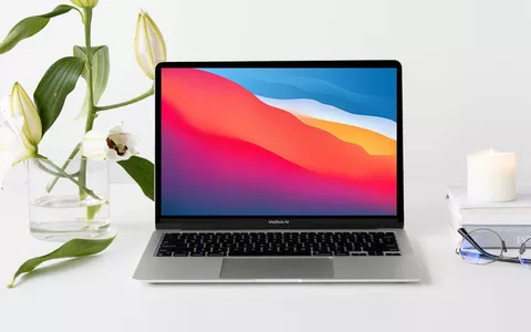 MacBook Air con chip M1 scontato di 300€ su Amazon: il notebook PERFETTO per lavorare in mobilità