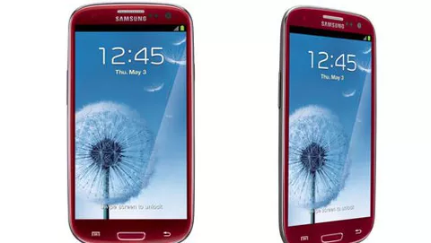 Samsung Galaxy S3 Garnet Red si veste di rosso