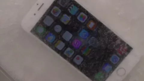iPhone 6 alla prova: nella CocaCola bollente, nel 