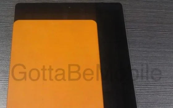 Le immagini di un modello fisico di iPad mini