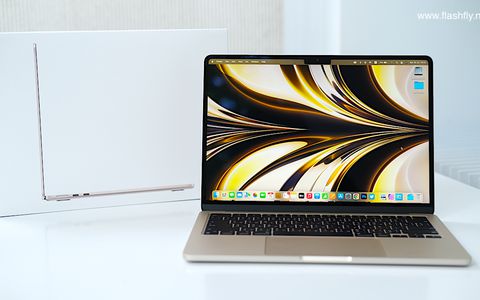 Tutta la magia del MacBook Air M2 a casa tua, con i 200€ di sconto di Amazon