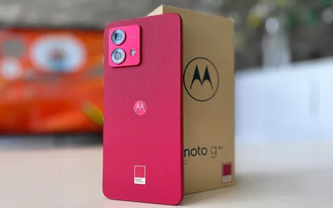 Display pOLED ENORME, ricarica rapida e NFC: OFFERTISSIMA OUTLET Motorola moto G84