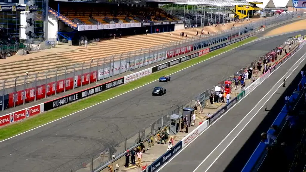 La fotocamera Fujifilm X-T2 sull'asfalto di Le Mans