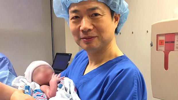 Il dott. John Zhang e il bambino nato da "tre genitori"
